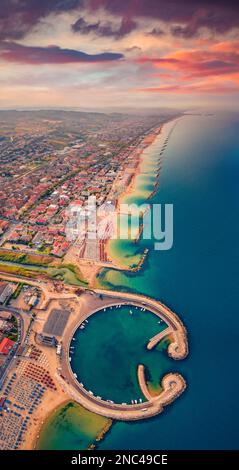 Incredibile vista mattutina dal drone volante del porto di Francavilla al Mare. Grande alba sul mare Adriatico. Splendida scena all'aperto d'Italia, Europa. Vacati Foto Stock