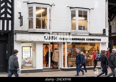 Persone che camminano davanti all'esterno di un negozio lussureggiante a Stratford Upon Avon, Inghilterra. Lush Retail Ltd. È un rivenditore britannico di cosmetici Foto Stock