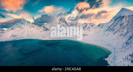 Vista invernale mozzafiato dal drone volante di Vik Beach tra vette innevate. Splendida scena mattutina delle isole Lofoten. Incredibile alba in Norvegia, UE Foto Stock