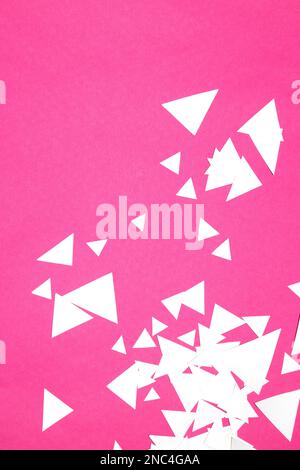 Un triangolo di carta geometrico viola rosa per lo sfondo Foto Stock