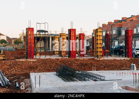 Cantiere con casseri in acciaio e barre di rinforzo per pilastri pronto per la colata di calcestruzzo Foto Stock