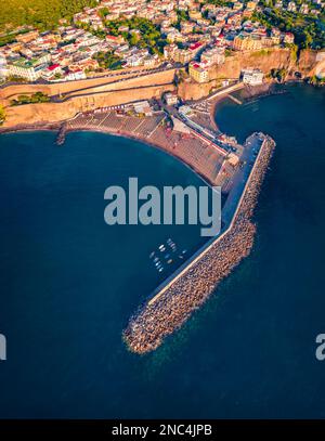 Splendida vista estiva dal drone volante di Meta, comune della città metropolitana di Napoli, Campania, Italia, Europa. Meraviglioso mare di Medite Foto Stock