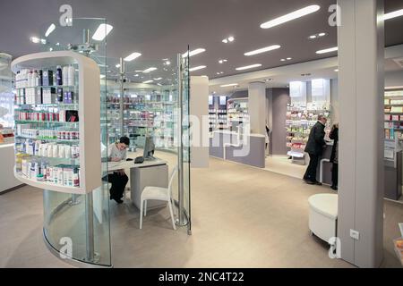 Moderna farmacia interna e farmacia. Parigi, Francia - Aprile 2015 Foto Stock