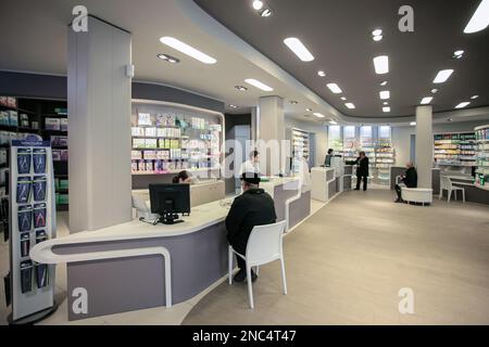 Moderna farmacia interna e farmacia. Parigi, Francia - Aprile 2015 Foto Stock