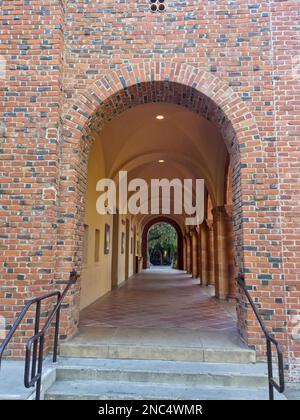 Una foto verticale di arcate all'ingresso principale del Laxson Auditorium nel campus della California state University, Chic Foto Stock