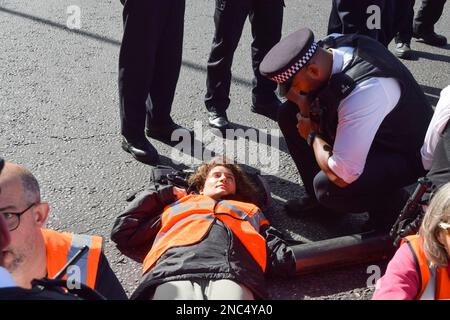 Londra, Regno Unito. 6th ottobre 2022. Basta fermare i manifestanti di petrolio Block Trafalgar Square. Alcuni attivisti hanno incollato le mani alla strada, mentre altri si sono attaccati a tubi metallici, e la protesta è stata parte di una serie di manifestazioni che si svolgono quotidianamente a Westminster, con il gruppo di azione sul clima che chiede di porre fine ai combustibili fossili e di passare alle energie rinnovabili. Foto Stock