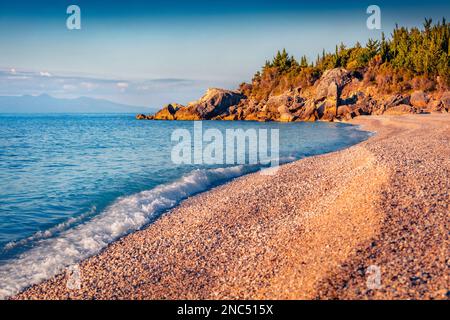 Bella vista di primavera di Livadhi vuota spiaggia, Himare villaggio posizione. Colorata scena mattutina di Albania, Europa. Impressionante mare del mare Adriatico. Foto Stock