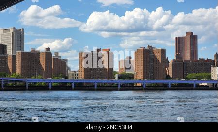 Il complesso residenziale pubblico lungo il fiume East a New York Foto Stock