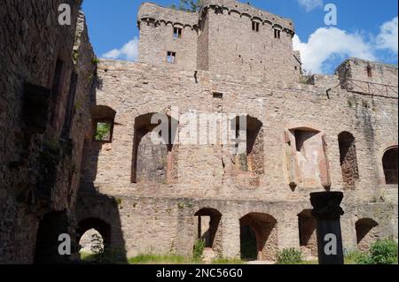 Vista interna del Castello Hohenbaden in rovina, la sede dei Margraves di Baden dal 11th ° al 15th ° secolo, Baden-Baden, Germania Foto Stock