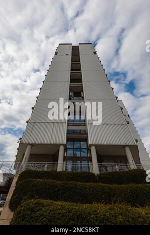 Wroclaw, Polonia - Aprile 2022: Paesaggio urbano di grandi vecchi grattacieli 'Kredka i Olowek' in una giornata di sole nuvoloso Foto Stock