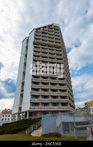 Wroclaw, Polonia - Aprile 2022: Paesaggio urbano di grandi vecchi grattacieli 'Kredka i Olowek' in una giornata di sole nuvoloso Foto Stock