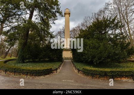 Wroclaw, Polonia - Aprile 2022: Grande colonna di Federico Guglielmo II al centro del parco Szczytnicki Foto Stock