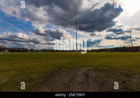 Wroclaw, Polonia - Aprile 2022: Grande panorama paesaggistico di ingresso alla grande piazza del campo da calcio nel pomeriggio nuvoloso e soleggiato Foto Stock