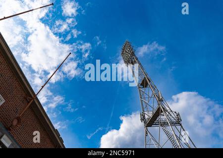 Wroclaw, Polonia - Aprile 2022: Enormi luci forti dello stadio sopra lo stadio olimpico su una grande costruzione in acciaio in giornate di sole nuvolose Foto Stock