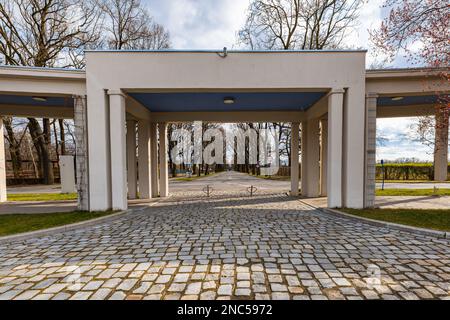 Wroclaw, Polonia - Aprile 2022: Grande porta in cemento come ingresso alla piazza di fronte all'ingresso dello stadio olimpico Foto Stock