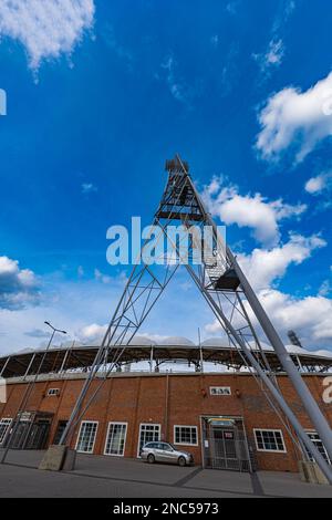 Wroclaw, Polonia - Aprile 2022: Enormi luci forti dello stadio sopra lo stadio olimpico su una grande costruzione in acciaio in giornate di sole nuvolose Foto Stock