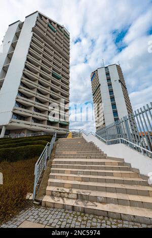 Wroclaw, Polonia - Aprile 2022: Paesaggio urbano di grandi vecchi grattacieli 'Kredka i Olowek' in una giornata di sole nuvoloso Foto Stock