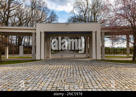 Wroclaw, Polonia - Aprile 2022: Grande porta in cemento come ingresso alla piazza di fronte all'ingresso dello stadio olimpico Foto Stock