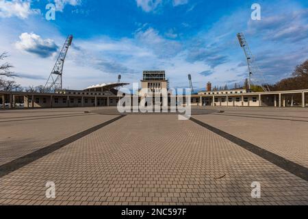 Wroclaw, Polonia - 2022 aprile: Grande piazza di fronte all'ingresso dello stadio olimpico Foto Stock