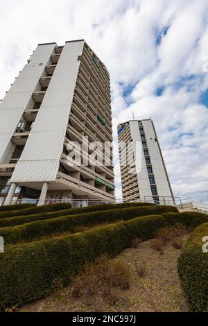 Wroclaw, Polonia - Aprile 2022: Paesaggio urbano di grandi vecchi grattacieli 'Kredka i Olowek' in una giornata di sole nuvoloso Foto Stock