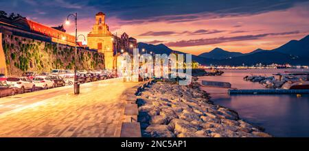 Sorprendente paesaggio serale della città di Gaeta, Basilica Cattedrale di Gaeta sullo sfondo. Drammatico tramonto estivo sulla costa del Mediterraneo se Foto Stock