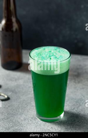 Boozy Green St Patricks Day Beer in una pinta di vetro Foto Stock