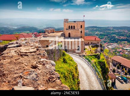 Impressionante vista primaverile del Castello di Kruja. Luminoso paesaggio mattutino di Albania, Europa. Concetto di viaggio sfondo. Foto Stock