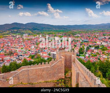 Emozionante vista primaverile della città di Ohrid dalle mura della Fortezza di Samuel. Fresco scenario verde della Macedonia del Nord, Europa. Concetto di viaggio sfondo. Foto Stock