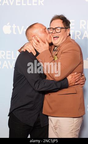 Robert Rinder (a sinistra) e Alan Carr sono presenti alla prima europea per il viaggiatore riluttante, presso l'Everyman Borough Yards, sud-est di Londra. Data immagine: Martedì 14 febbraio 2023. Foto Stock