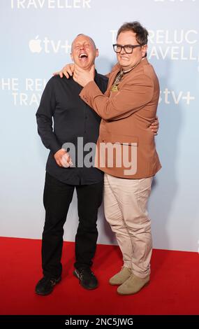 Robert Rinder (a sinistra) e Alan Carr sono presenti alla prima europea per il viaggiatore riluttante, presso l'Everyman Borough Yards, sud-est di Londra. Data immagine: Martedì 14 febbraio 2023. Foto Stock