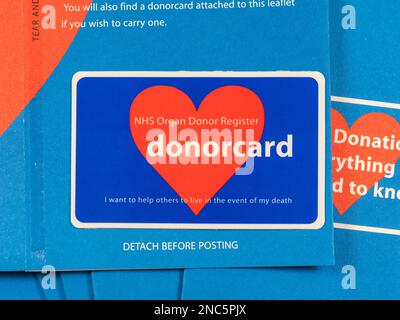 La carta donatore all'interno di un foglio illustrativo della carta donatore per organo dell'NHS del 2001, Regno Unito. Foto Stock