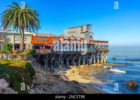 Monterey, California, USA – 16 dicembre 2022: Ristorante Fish Hopper su un molo e vista sulla baia di Monterey a Monterey, California. Foto Stock