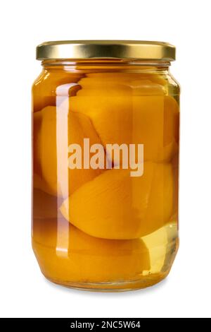 Pesche allo sciroppo inscatolate in vaso di vetro con tappo dorato. Isolato su bianco con clip paht incluso Foto Stock