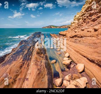Vista sulle sorgenti rocciose dell'area escursionistica di Dalan e Voge. Colorato mare Adriatico. Splendida scena mattutina di Albania, Europa. Bellezza della natura concep Foto Stock