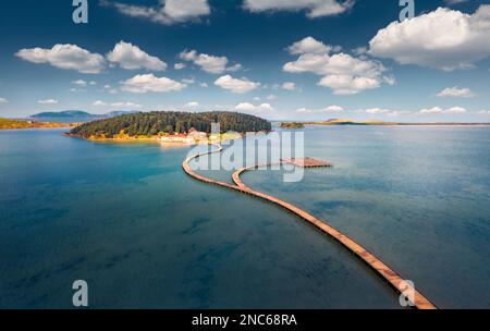 Splendida vista mattutina sul Monastero di Santa Maria e sul molo in legno. Fantastico mare primaverile della Laguna di Narta. Meravigliosa scena all'aperto dell'Albania, Europa. Foto Stock