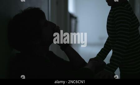 Figlio che abbraccia padre durante la crisi. Bambino consolante papà in tempi difficili. Padre depresso che soffre di problemi finanziari. Capretto che abbraccia papà Foto Stock