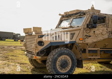 Primo piano di un esercito britannico Foxhound 4x4-wheel drive veicolo di pattuglia protetto su un esercizio militare, Wiltshire UK Foto Stock