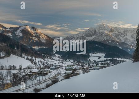 Serata invernale su Spital am Pyhrn in Austria con stazione ferroviaria piccola Foto Stock