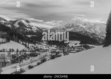 Serata invernale su Spital am Pyhrn in Austria con stazione ferroviaria piccola Foto Stock