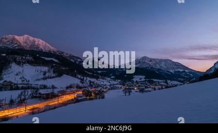 Serata invernale su Spital am Pyhrn in Austria con stazione ferroviaria piccola Foto Stock