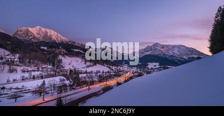 Serata invernale su Spital am Pyhrn in Austria con stazione ferroviaria piccola Foto Stock