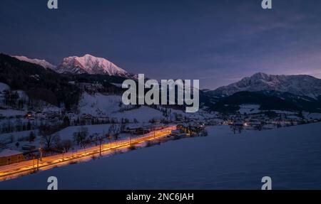 Serata invernale su Spital am Pyhrn in Austria con stazione ferroviaria piccola Foto Stock