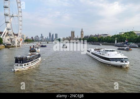 Barche da crociera sul Tamigi vicino al London Eye, Londra Inghilterra Regno Unito Foto Stock