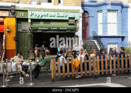 Persone che cenano fuori ristorante a Portobello Road, Notting Hill, Londra Inghilterra Regno Unito Regno Unito Foto Stock