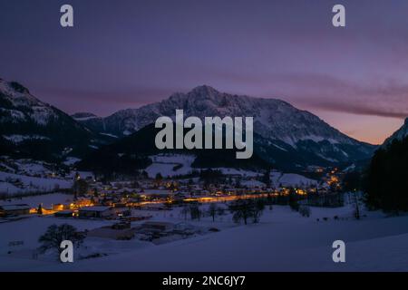 Serata invernale su Spital am Pyhrn in Austria con stazione ferroviaria piccola Foto Stock