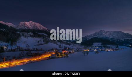 Serata invernale su Spital am Pyhrn in Austria con stazione ferroviaria piccola Foto Stock