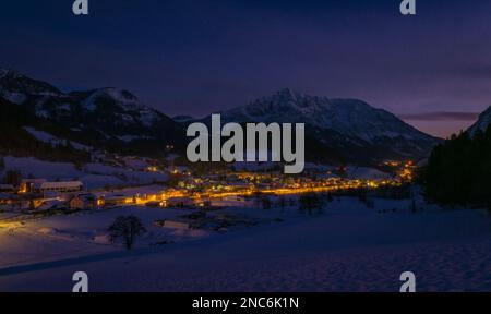 Serata invernale su Spital am Pyhrn in Austria con stazione ferroviaria piccola Foto Stock