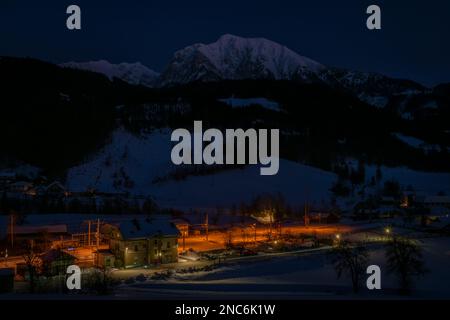 Serata invernale su Spital am Pyhrn in Austria con stazione ferroviaria piccola Foto Stock