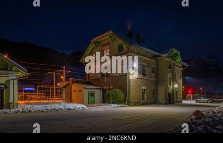 Serata invernale su Spital am Pyhrn in Austria con stazione ferroviaria piccola Foto Stock