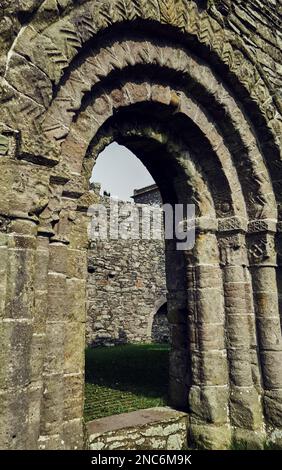 Un arco normanno al Priorato di Whithorn, un monastero medievale, a Whithorn, nel Wigtownshire. Dumfries e Galloway, Scozia. Costruito nel 12th ° secolo. Foto Stock